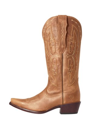 Botte de cowboy en cuir fauve avec coutures décoratives brodées, bout pointu et talon en bois empilé, vue de profil.