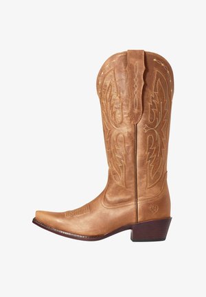 Tan leren cowboylaars met geborduurde decoratieve stiksels, spits toelopende neus en gestapelde houten hak, zijaanzicht.