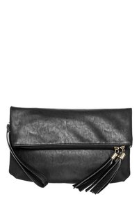 Schwarze Leder-Clutch mit glatter Textur, Reißverschluss und zwei Quastenakzenten. Mit einem abnehmbaren Handgelenkband zum Tragen.