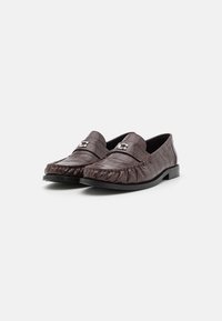 COACH JOLENE EMBOSSED CROC LOAFER - Loaferit/pistokkaat - maple