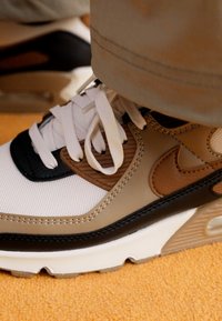 Nike Sportswear AIR MAX 90 - Tenisice - phantom/light british tan/black/fire red/khaki/sail