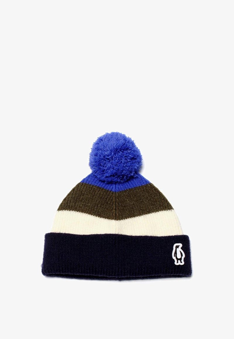 Bonnet tricoté avec des rayures bleues, vertes et crème, surmonté d'un pompon bleu. Il présente un revers en bleu marine avec un logo de pingouin blanc.
