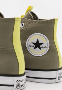 Converse CHUCK TAYLOR ALL STAR UTILITY WEBBED UNISEX - Sapatilhas de cano alto - light field surplus/light zitron/black