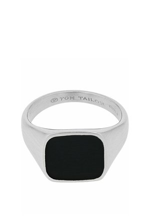Zilverkleurige metalen ring met een glad, vierkant zwart steentje bovenop en "Tom Tailor" gegraveerd aan de binnenkant van de band.
