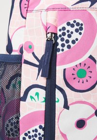 Rucksack mit Blumenmuster in Pink und Marineblau, sowie einem Netzfach und einem Reißverschluss mit einem Stoffzipp. Strapazierfähiges Material.