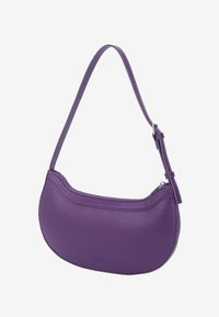 Fialová kožená kabelka cez rameno s zaobleným tvarom, hladkou štruktúrou, horným uzáverom na zips a nastaviteľným remienkom. Na prednej strane sa nachádza reliéfne vyrazené logo.
