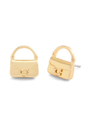 Goldfarbene Steckerohrringe in Form kleiner Handtaschen, mit einem runden Griff und einem Verschlussdetail mit einem 'C'-Logo. Polierte, glatte Oberfläche.