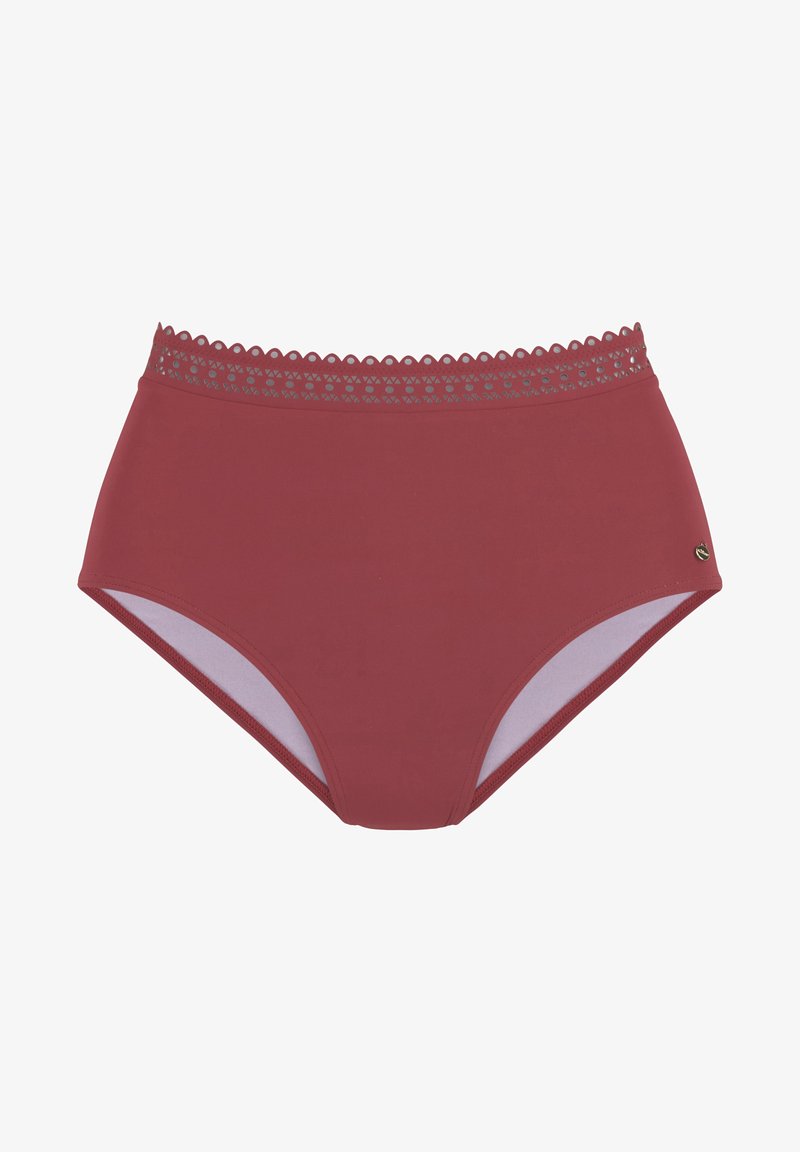 Bikini dół w kolorze burgundowym z wysokim stanem, ozdobiony koronkowym paskiem z falbanką i gładką fakturą materiału, z subtelnym akcentem logo.