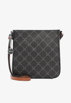 Bolso cruzado sintético negro con patrón acolchado que presenta círculos y puntos plateados, correa de cuero marrón y detalle del logo en metal.