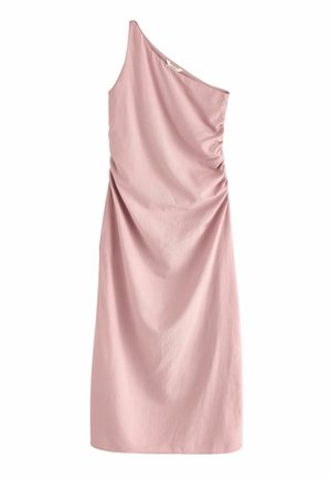 Robe rose à une épaule en tissu lisse ; présente une texture froncée sur le côté, de longueur genou et une silhouette ajustée.