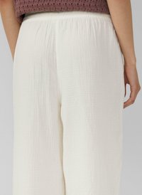 Witte wijde broek van textiel met een elastische tailleband, met een relaxte pasvorm en natuurlijke val.