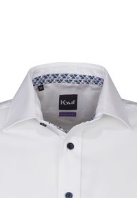 Camicia bianca a vestibilità regolare, con tessuto a fantasia all'interno del colletto e bottoni blu scuro. Etichetta della taglia visibile: 38.
