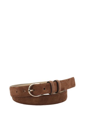 Brauner Wildledergürtel mit einer kleinen silbernen ovalen Schnalle, zusammengerollt mit zwei Gürtelschlaufen, vor weißem Hintergrund gezeigt.