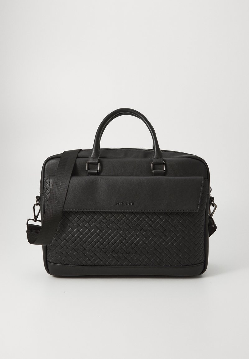 Sac à ordinateur portable noir en cuir lisse et texturé, avec un motif tissé, deux poignées et une bandoulière ajustable.