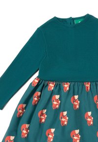 Türkisfarbenes Kleid mit langen Ärmeln, strukturierter Strickoberteil und gerafftem Rock, bedruckt mit wiederkehrenden Rotfuchs-Motiven.