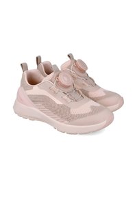 Zapatillas deportivas de color rosa claro con parte superior de malla, punta redondeada, dos diales ajustables para el ajuste y una suela gruesa de goma para mayor amortiguación.