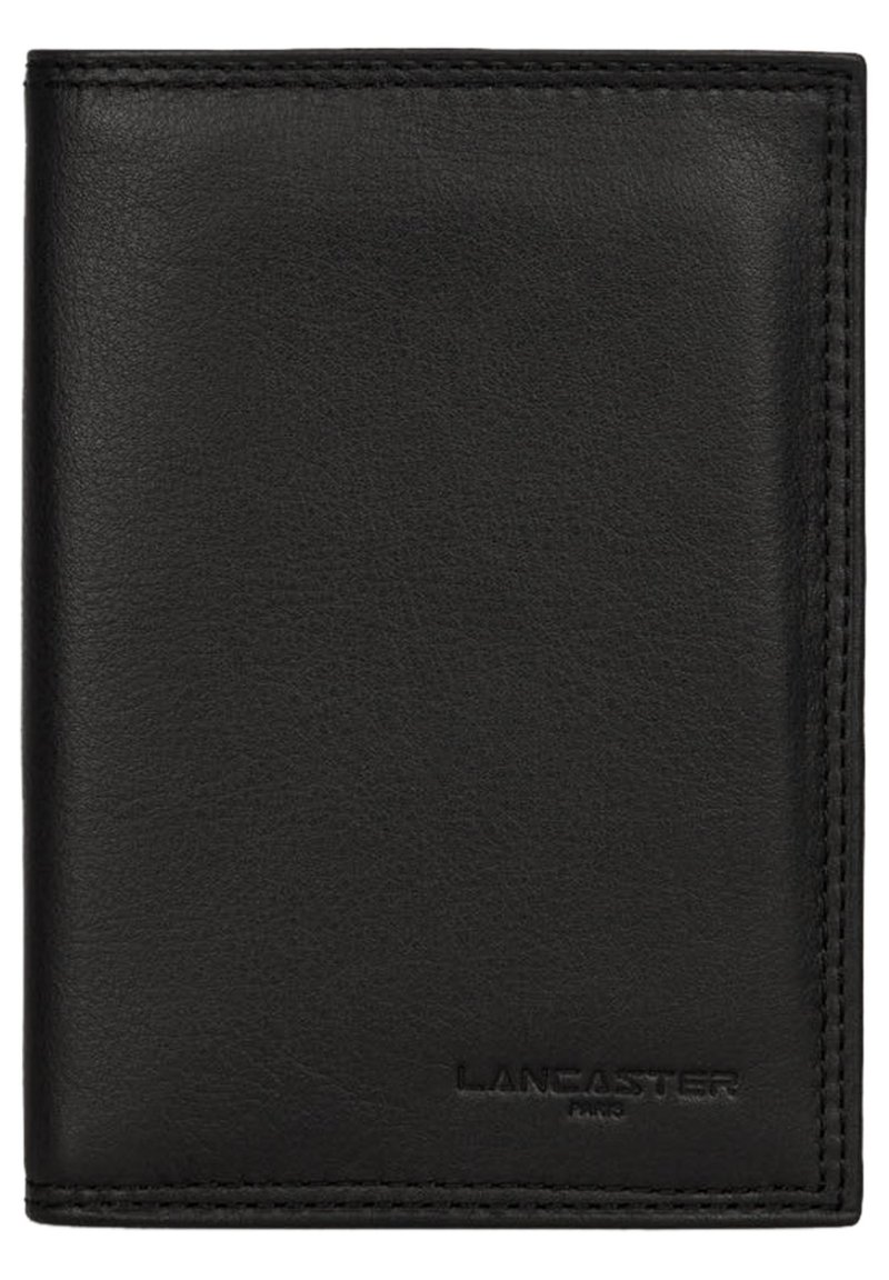 Zwarte leren portefeuille met een gladde textuur, met gestikte randen en een debossed "LANCASTER" logo onderaan. Compact rechthoekig ontwerp.