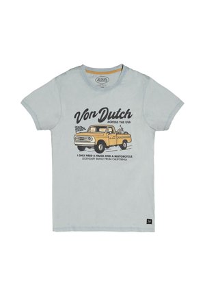 T-shirt en coton bleu clair avec un graphique d'un camion jaune. Le texte indique "Von Dutch" et "J'ai seulement besoin d'un camion et d'une moto."