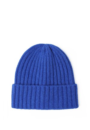 Bonnet en laine bleu tricoté avec bord replié et motif côtelé vertical sur fond blanc.
