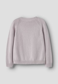 Leichtes Strickpullover in Lavendel mit rundem Ausschnitt, gerippten Bündchen und Saum. Verfügt über Raglanärmel und eine glatte Textur. Rückansicht gezeigt.