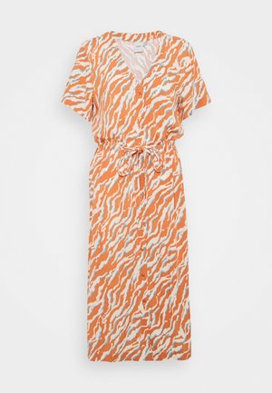 Robe midi rayée abstraite orange et blanche avec manches courtes, col en V, boutons sur le devant et ceinture nouée à la taille.