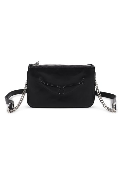 Μαύρη δερμάτινη τσάντα χιαστί με λεία υφή, που διαθέτει ανάγλυφο σχέδιο στο μπροστινό μέρος, αλυσίδα για λουράκι και φερμουάρ.