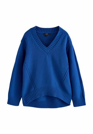 Pull tricoté bleu avec col en V, manches longues, poignets et ourlet côtelés, et un ourlet arrière légèrement plus long.