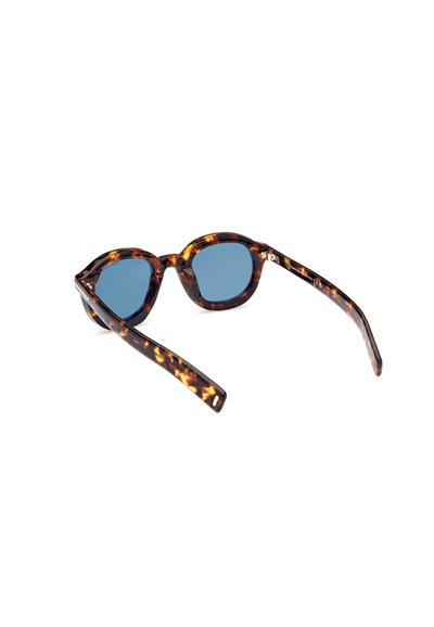 Hnědé želvovinové sluneční brýle s modrými skly, zakřivený rám a štíhlé strany s texturovaným vzorem.