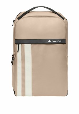 Zaino rettangolare beige con due strisce verticali bianche, tiretti neri delle cerniere, una cinghia orizzontale nera e logo Vaude sul davanti.