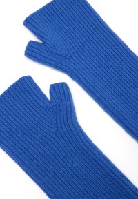Guantes de lana azules sin dedos con una abertura para el pulgar, textura acanalada, colocados sobre un fondo blanco.