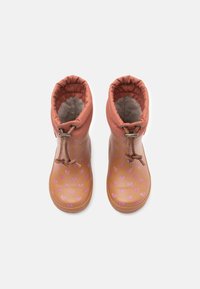 Botas de goma impermeables en color marrón claro con patrones de corazones rosas. Forro suave gris, puño elástico y cordón marrón para un ajuste seguro.