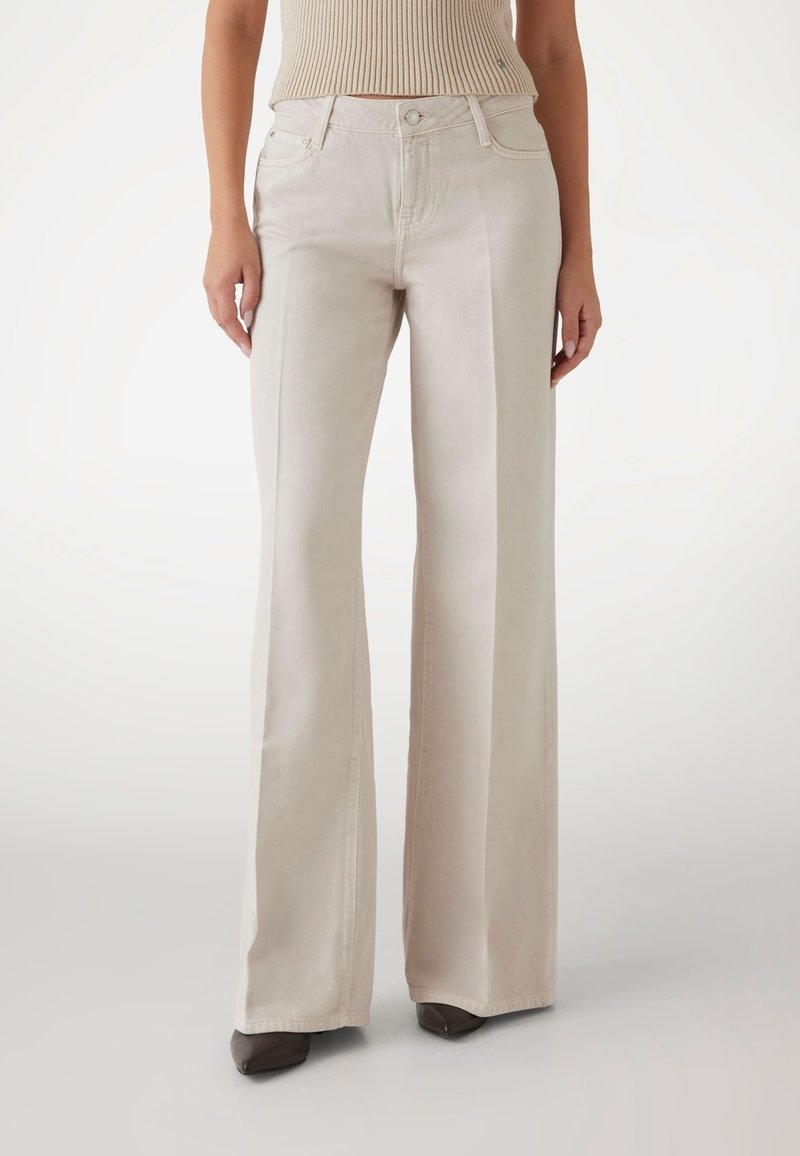 Jeans wide-leg de culoare bej deschis, confecționați din denim, cu talie înaltă, detalii de cusătură subtile și un design clasic cu cinci buzunare.
