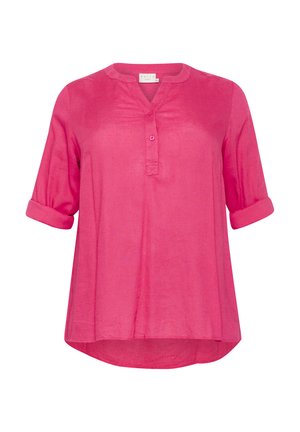 Roze linnen blouse met opgerolde mouwen, een V-hals en een enkele knoopdetail. De stof heeft een gladde textuur en een iets losse pasvorm.