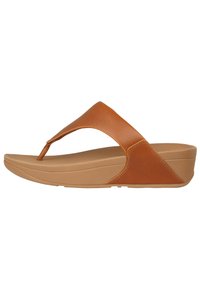 Tan lær flip-flop sandal med en bred rem, polstret tan såle og en lett kilehæl for ekstra høyde og komfort.