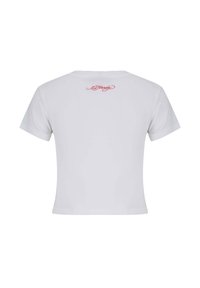 Bílý bavlněný tričko s krátkými rukávy, kulatým výstřihem a červeným vyšitým logem na horní části zad. Jednoduchý, přiléhavý design.