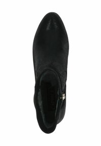 Botine negre, cu upper texturat, vârf ascuțit și închidere cu fermoar pe lateral. Interiorul este căptușit cu un material moale. Design minimalist, fără modele vizibile.