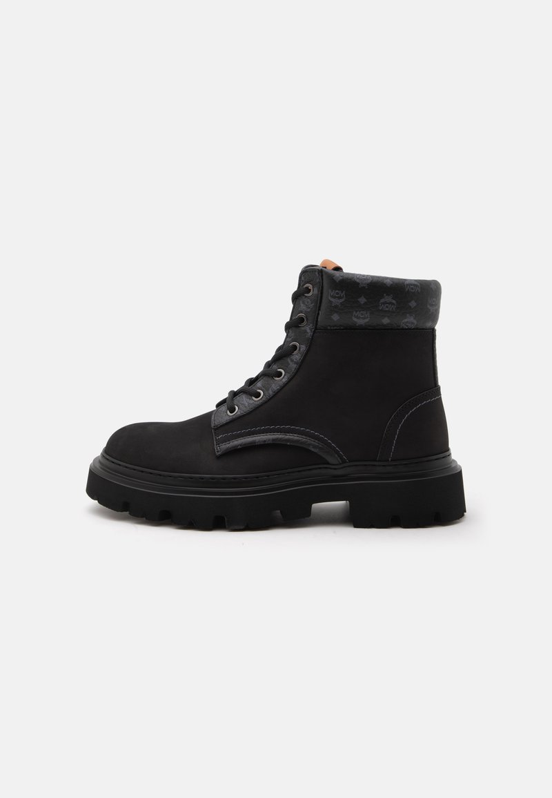 Bottine noire en cuir à lacets avec semelle épaisse à crampons et col matelassé à motif.