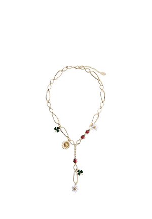 Collier chaîne en or avec des breloques comprenant des coccinelles, des trèfles verts, des fleurs blanches et un petit pendentif doré en forme d’éclat de soleil.