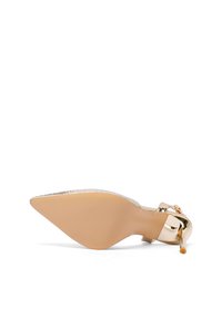 Scarpa con tacco alto beige con punta affusolata e una cinghia alla caviglia dorata texture. La suola è liscia e il tacco è sottile ed elegante.