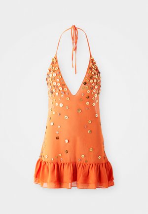 Vestido naranja de halter con un escote en V profundo, decorado con lentejuelas doradas y metálicas, y un dobladillo con volantes. Tela suave con forma ajustada.