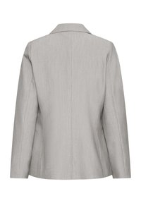 Svetlo sivi blazer z gladko teksturo, z zarezanimi ovratniki in krojenim prileganjem. Ima raven hrbet z minimalnimi detajli.