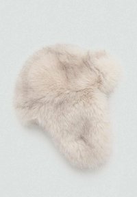 Lažni krzneni trak za glavu v svetlo bež barvi, ki ima mehak, puhast teksturo in zaobljeno obliko ter nudi toploto in udobje.