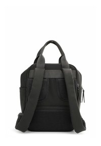 Musta reppu pehmustetuilla olkahihnoilla ja verkkokuvioinnilla. Varustettu kahdella kahvalla ja useilla ulkopuolisilla taskuilla järjestelyyn. Yksinkertainen, toimiva muotoilu.