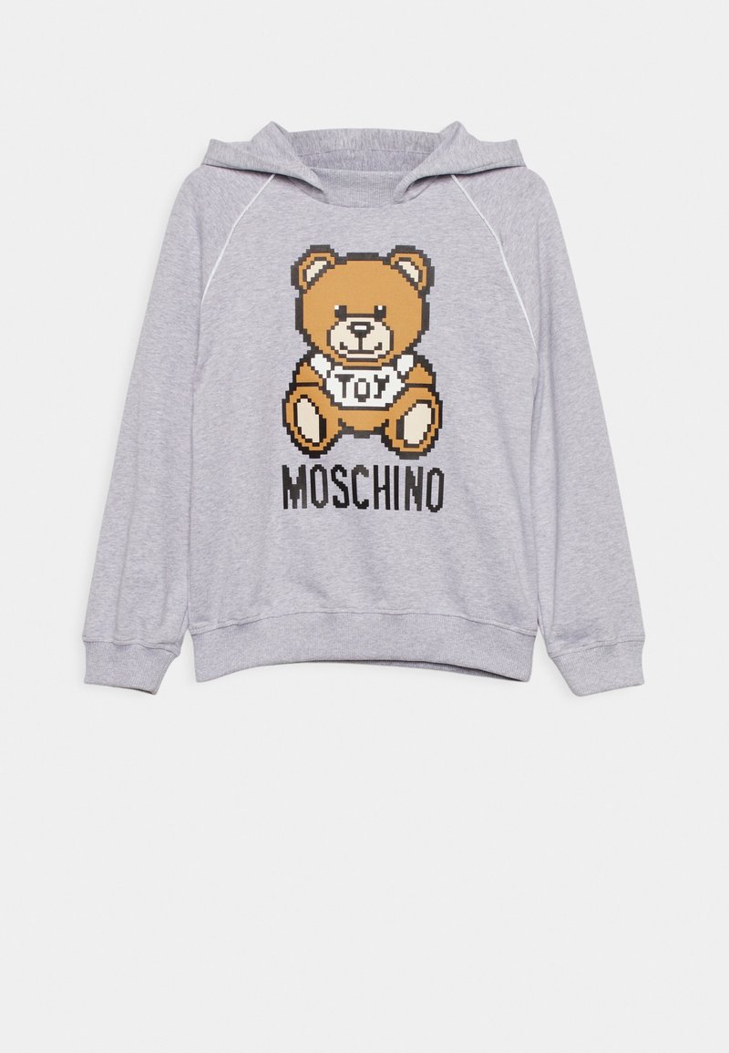 Hellgrauer Hoodie mit einem pixeligen braunen Teddybären, der ein "TOY" Lätzchen trägt und auf der Vorderseite steht darunter "MOSCHINO".