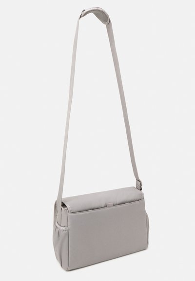 Borsa a tracolla grigia in tessuto, con forma rettangolare, tracolla regolabile e tasca frontale piatta. Texture liscia e design minimalista.