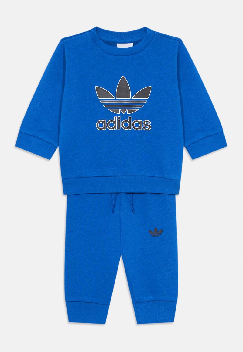Sweatsuit azul em algodão, apresentando um sweatshirt de gola redonda com o logotipo preto da Adidas e calças combinando com cordão e detalhe do logotipo.