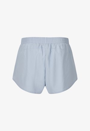 Lichtblauwe sportkorte broek met elastische tailleband en kleine perforaties in de stof, gezien van achteren.