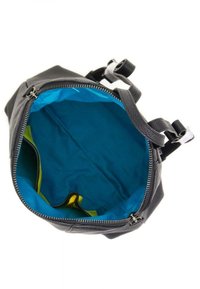 Borsa in pelle nera con fodera interna blu. Chiusura a zip, due manici per il trasporto e un ampio scomparto con accenti di verde brillante.