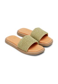 Sandały slip-on z naturalnych włókien z teksturowanym, jasn zielonym, plecionym paskiem i gładką, brązową wkładką, z niską, brązową podeszwą.