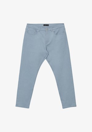 Jeans en denim bleu clair avec une coupe slim, un design à cinq poches et une texture lisse. Comprend des accessoires en métal et des détails cousus sur les coutures.